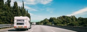 wat-kost-een-caravanverzekering. auto met caravan snelweg