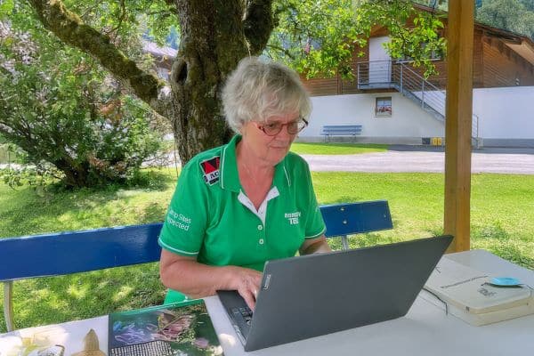 ACSI inspecteur met laptop op de camping
