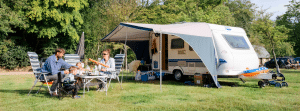 gezin bij caravan op camping