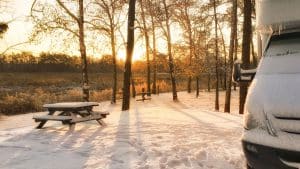 camping-camper-in-de-sneeuw