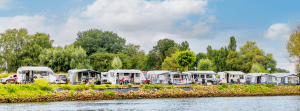 caravan-campers-camping-aan-het-water