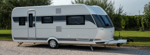 caravan-langs-weg-geparkeerd