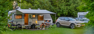 man-vrouw-caravan-camping-auto-dekking-luifel