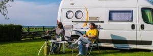 man-vrouw-bij-camper-camping-reisverzekering