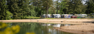caravans campers vouwwagen op camping