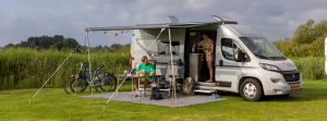 man-vrouw-camper-camping-inventaris-verzekering