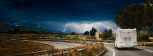 camper-onderweg-onweer-bliksem-storm-schade-risico-verzekering
